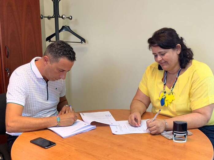 Momento de la firma del contrato (Foto TA)